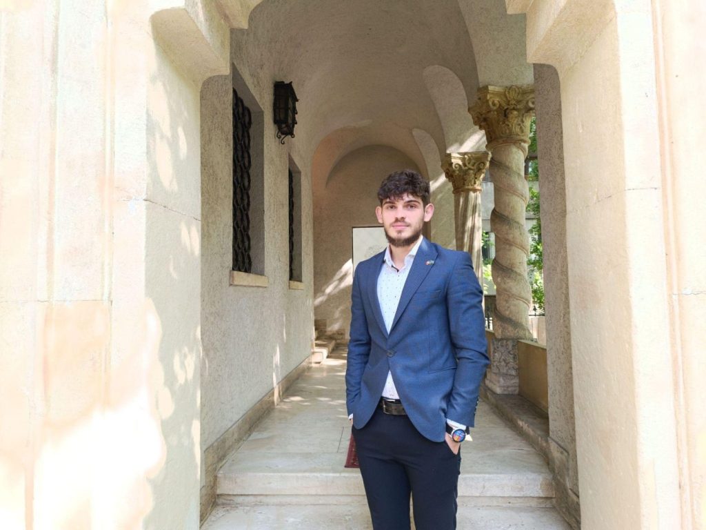 Mesajul tău pe stradă, în online și în presă? Vlad Augustin îți propune strategia EkoGroup: steaguri, marketing politic și PR editorial